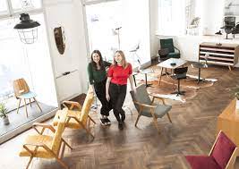 An der decke hängt ein schöner kronleuchter. Wien Kunst Und Vintagemobel In Der Wohnung A List