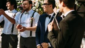 Die 5 geläufigsten dresscodes & wie man sie richtig dresscodes sind äußerst hilfreich, sowohl für die gäste als auch für das hochzeitspaar. Einladung Zur Hochzeit Wie Der Mannliche Hochzeitsgast Sich Kleiden Kann Stylejournal