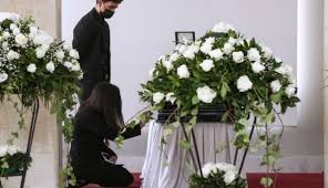 Ελάχιστοι φίλοι και συνοδοιπόροι του άκη τσοχατζόπουλου έδωσαν το παρών στην κηδεία του στο α' νεκροταφείο. H0lpd Dyucexm