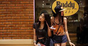 Namun tak banyak yang tahu, ada beberapa fakta menyedihkan di balik gemerlapnya kehidupan ladyboy di thailand. Fakta Kehidupan Malam Di Thailand Kehidupan Malam Gadis Liar Di Korea Remaja