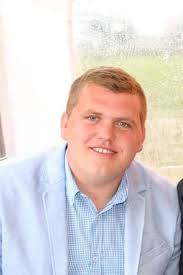 Elvis Dedić (Veliki Lug) Kandidat za Gradsko vijeće grada Bihaća ispred  A-SDA na rednom broju 7. Rođen 08.03.1991.godine u Bihaću. Osnovnu i  srednju školu završio u Bihaću, a potom upisao Biotehnički fakultet