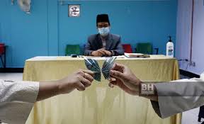 Pas foto ukuran 3×2 sebanyak 3 lembar, dispensasi dari pengadilan bagi calon suami yang belum berumur 19 tahun dan bagi calon lokasi akad nikah wajib ditentukan sebelum mengajukan pendaftaran. Selangor Benarkan Majlis Akad Nikah Mulai Isnin Ini