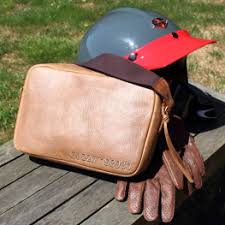 A la fois pratique et élégante, la sacoche pour homme est un pilier du vestiaire masculin. Sac Bandouliere Homme En Cuir Fabrique En France Personnalisable