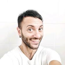 Oggi ho ricevuto un messaggio su WhatsApp da Chiara. Chiara lavora per un… 