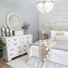 When you imagine modern spaces, do you see minimalist decor, blank walls and clean lines? This Gray And White Farmhouse Master Bedroom Is Dreamy I Adore The White Dresser With The Elegant Mode Luxury Bedroom Master Master Bedrooms Decor Home Decor