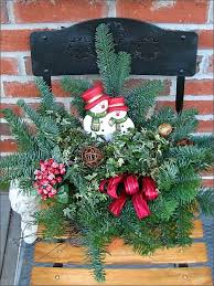 Foto Adventlich Dekorierte Pflanzschale Auf Schwarzem Eisenstuhl Dekorieren Im Advent Dekorieren Weihnachten