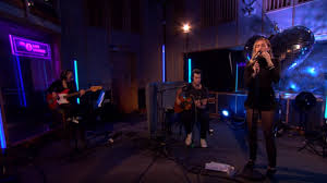 It was revealed the next day that the featured singer would by miley cyrus. Mark Ronson Ft Miley Cyrus Nothing Breaks Like A Heart No Tears Left To Cry Live Lounge Dubiks