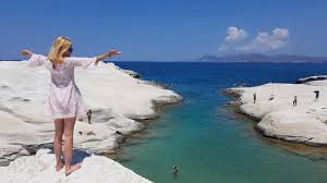 Σε μια δημοκρατική χώρα εν έτει 2021. 48 Wres Sth Mhlo To Travelgirl Gr Se 3enagei Sto Wraiotero Kykladitiko Nhsi Me Tis Monadikes Paralies Travelgirl