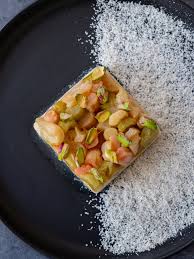 Sobald wir diesen auf dem wochenmarkt entdecken, kommen wir nicht umhin, einen köstlichen kuchen mit den hübschen. Rezept Griesspudding Schnitte Mit Weisser Schokolade Und Vanille Rhabarber About Fuel