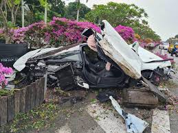 09:23 vehicle breakdown on sle towards cte after lentor flyover. Mclaren 720s Left Mangled In The Median After Huge Crash Automacha