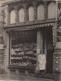 Mien Mousset Voor Haar Winkel Circa 1930 Aan Het Grote Oord Arnhem Nederland Stad