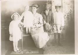 Eva Louise Hooton Goss poses for a portrait with her children, circa 1917,  in Oklahoma : r/TheWayWeWere