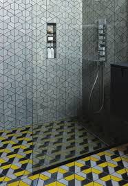 Ebenerdige Dusche In 55 Attraktiven Modernen Badezimmern Geometrische Fliesen Ebenerdige Dusche Kacheln