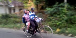 Down syndrome adalah suatu kondisi di mana materi genetik tambahan menyebabkan keterlambatan perkembangan anak, dan kadang mengacu pada retardasi mental. Suami Istri Lansia Ngontel Setiap Hari Dari Hutan Ke Kota Antar Anaknya Yang Down Syndrome Ke Sekolah Halaman All Kompas Com