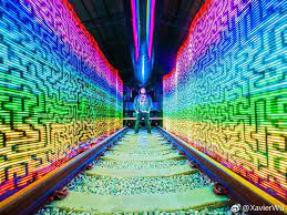 p 2019年01月19日 英国艺术家站在一处以街道为画布用彩光做颜料的光影涂鸦旁摄影师marc bowyer briggs 分享自 iweekly周末画报