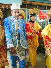 Terdapat dukuah (kalung), cincin, dan galang (gelang) yang dikenakan bersamaan saat memakai pakaian adatnya. Pakaian Adat Sumatera Barat Nama Keunikan Gambar
