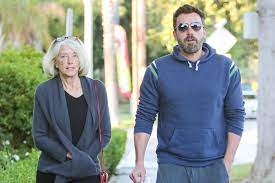 Zwei trennungen und ein entzug haben spuren im leben von ben affleck hinterlassen. Ben Affleck Mama Christine Ist Beeindruckt Von Freundin Ana Gala De
