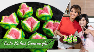 Selain bolu kukus keju, ada juga varian bolu yang tak kalah lezatnya, ya bolu kukus semangka. Farah Quinn Bolu Kukus Semangka Yang Super Cute Dan Mudah Dibuat Dengan Si Kecil Youtube