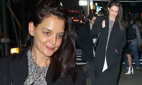 May 17, 2020 8:58 am edt 3 min read katie holmes and jamie foxx's relationship status always remained in focus of the town, and now to it's denying to doused off. Katie Holmes Goes Make Up Free As She Dons Cream Capris And Black Overcoat For Stylish Stroll In Nyc Daily Mail Online