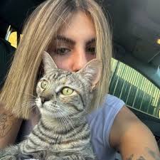 Caroline Almodovar (@caroooline_a)