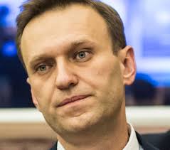 Aleksiej nawalny usłyszał w moskiewskim sądzie miejskim, że zmieniono jego wyrok w zawieszeniu na kolonię zanim to nastąpiło, nawalny dodawał otuchy swojej żonie. Aleksiej Nawalny Kim Jest Rosyjski Opozycjonista Ktory Mial Zostac Otruty Polityka Kontrowersje