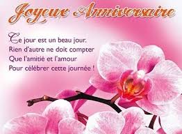 Des énormes cœurs flottent au dessus sur cette carte d'anniversaire gratuite animée vous trouverez en arrière plan un bouquet de roses scintillantes. Carte Virtuelle Animee Anniversaire Fleurs Khanzafathiaulia