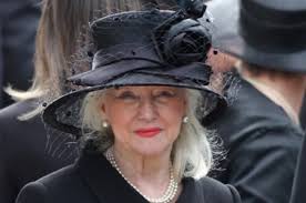 Koning Charles raak ontslae van sy ma se hoofstilis en beste vriendin