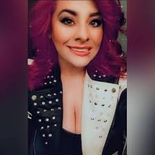 No hate BUT how do we have Paige lovers in here!😂