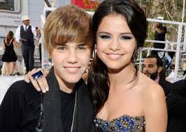 وحصدت سيلينا غوميز، 25 عامًا، جائزة سيدة العام، ومنحت هذه الجائزة التقديرية من قبل النجمتين رايسا وإيلي فانينغ. Ø³ÙŠÙ„ÙŠÙ†Ø§ Ø¬ÙˆÙ…ÙŠØ² ÙˆØ²ÙˆØ¬Ù‡Ø§