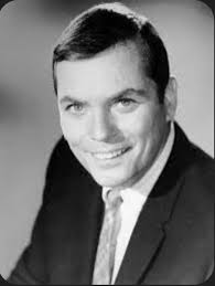 Peter Marshall, a versatile singer, actor and comedian who was best known  as the host of the long-running celebrity game show “Hollywood Squares,”  died Aug. 15 at his home in the Encino