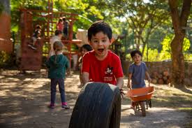 Explorar el mundo de la ciencia es un viaje emocionante para nuestros  niños". Visita del Ingeniero Químico Roberto Atilano Coral, un experto en  campo de la ciencia. Nuestros estudiantes tuvieron la oportunidad