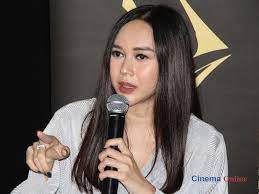 In her childhood, riana lived in a small town with her father and her mother who ran a funeral house business. Aura Kasih Was Scared Meeting The Sacred Riana For The First Time