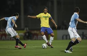 Ronaldinho is a brazilian footballer considered to be one of the best players of his generation. Wallpaper Football Football Brazil Ronaldinho Ronaldinhio Football Wallpaper Images For Desktop Section Sport Download