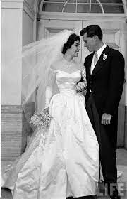 Elizabeth Taylor And Nicky Hilton 1950 Abiti Da Sposa Famosi Abiti Da Sposa Delle Celebrita Sposa D Epoca