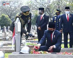 Karya ini secara formal dinyatakan ditulis oleh kgpaa mangkunegara iv. Pak Jokowi Dan Perjuangan Para Pahlawan Liputan68