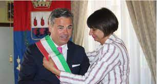 A quanto si apprende, il primo cittadino ha convocato i consiglieri di maggioranza per annunciare le dimissioni in. Y7gcm643i0ttvm