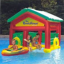 How Freaking Awesome Is This Boathouse Floating Habitat Heritage Toys R Us Zwembad Speelgoed Zwembaden Raften