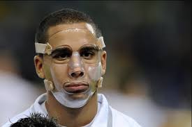 Maske tragen ist in der pandemie zur neuen normalität geworden. Masken Im Fussball Phantome In Carbonpanzern Sport Sz De