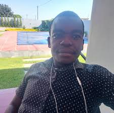 O presidente da Federação Moçambicana de Futebol esteve na baixa da cidade  de Maputo, na manhã de hoje, para distribuir os bilhetes de acesso ao jogo  da sexta-feira, válido pela 5ª jornada