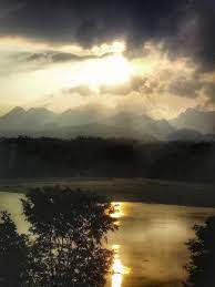 30 Pemandangan Senja Di Sawah Terlihat Ada 2 Pohon Kelapa Batu Batu Besar Dan Kecil Serta Tumbuhan Di Pinggiran Pantai Menjadikan Ga Celestial Sunset Outdoor