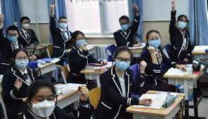 Siswi diperkosa 2 teman sekolah setelah dicekoki miras, direkam siswi lain, video disebar di sosmed. Foto Pelajar Sma Di Beijing Semangat Kembali Bersekolah Global Liputan6 Com