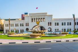 مساحتها 27.48 كم2 وعدد سكانها 360,874 نسمة (إحصائية 2001)، وهي من أعلى مدن العالم كثافة سكانية، تقع المنامة على الساحل الشمالي للبحرين، غرب مدينة المحرق، وتعد المنامة المركز المالي والاقتصادي للبحرين. Ø¯Ù„ÙŠÙ„ Ø§Ù„Ø¨Ø­Ø±ÙŠÙ† Ø³ÙˆÙ‚ Ø§Ù„Ù…Ù†Ø§Ù…Ø© Ø¨Ø±ÙˆØ¨Ø±ØªÙŠ ÙØ§ÙŠÙ†Ø¯Ø± Ù‡ÙŠ ÙˆØ¬Ù‡ØªÙƒ Ø§Ù„Ø±Ø¦ÙŠØ³ÙŠØ©
