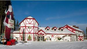 Otra opción que nos ofrece polo norte portátil es la de crear una llamada de teléfono donde santa y los elfos nos feliciten el año, o con temas personalizados como en. Los Pueblos Donde Todo El Ano Es Navidad Bbc News Mundo Santa Claus House North To Alaska Alaska Travel