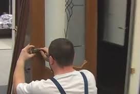 Pilastik doğrama camı nasıl kırılmadan sökülür gerekli malzemeler 1:cam küreği 2:cam tokmağı 3:spatula 4:düz uçlu tornavida. Bir Ic Kapidan Cam Nasil Cikarilir Bir Ic Kapidaki Camin Degistirilmesi Adim Adim Talimatlar Ozel Dekoratif Film