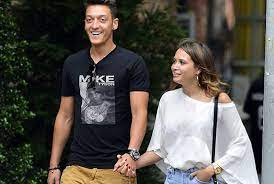 Dünya kupası'nda ikinci tura yükselen ve cezayir ile eşleşen almanya milli takımı'nın türk kökenli yıldızı mesut özil'in sevgilisi mandy capristo, almanya'nın önde gelen dergilerinden 'bunte'ye özel. Mesut Ozil Mandy Grace Capristo Ile Baristi Magazin Haberleri Ntv