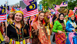 Perpaduan turut didefinisikan sebagai suatu proses bagi mewujudkan satu identiti nasional dalam kalangan kumpulan yang terpisah dari segi kebudayaan, sosial dan lokasi dalam. Agama Bangsa Politik Apa Punca Rakyat Malaysia Gagal Bersatu