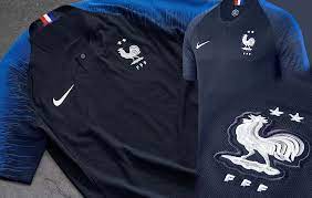 Sur le maillot de foot, l'étoile désigne le fait que l'équipe a remporté un mondial. Le Maillot De La France Avec 2 Etoiles Deja En Vente Foot Inside