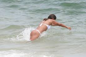 Paparazzo flagra gostosas do bbb nas praias ~ noticias ex bbb carol peixinho se refresca com mergulho no mar em praia no rio veja fotos portal do zacarias a verdade da informacao em primeiro lugar. Anitta Cumpre Promessa E Volta A Praia Sai Gostosa O Fuxico