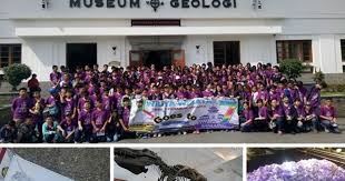 Museum ini dibangun pada tahun 1929, dan sempat dilakukan renovasi, kemudian diresmikan kembali pada 23 museum geologi menyimpan materi geologi yang sangat melimpah yang dikumpulkan sejak tahun 1850. Harga Tiket Terbaru Dan Nomor Kontak Museum Geologi Bandung