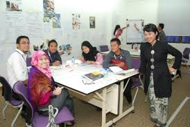 Pengambilan pelatih baru bagi skim latihan 1 malaysia (sl1m) untuk sesi hadapan akan dibuka semula kepada graduan semua universiti awam dan universiti swasta. Behind The Truth Possibilities Skim Latihan 1 Malaysia Di Bawah Petronas Graduate Employability Enhancement Scheme Sl1m Gees